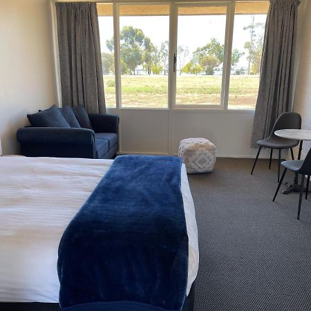 Happy Wanderer Motel Lake Boga On The Lake With Lake Views Buitenkant foto