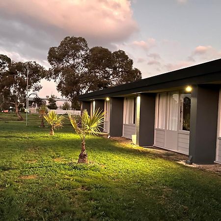 Happy Wanderer Motel Lake Boga On The Lake With Lake Views Buitenkant foto