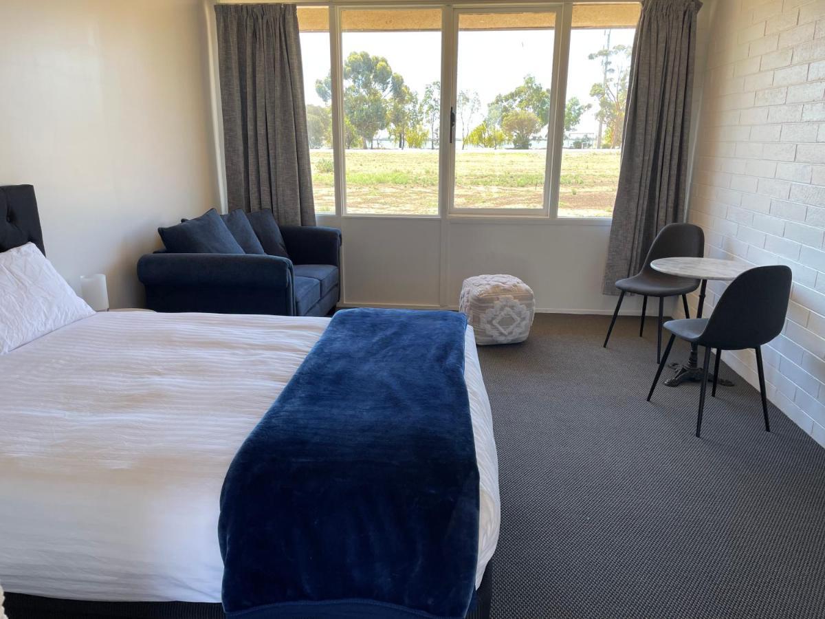 Happy Wanderer Motel Lake Boga On The Lake With Lake Views Buitenkant foto