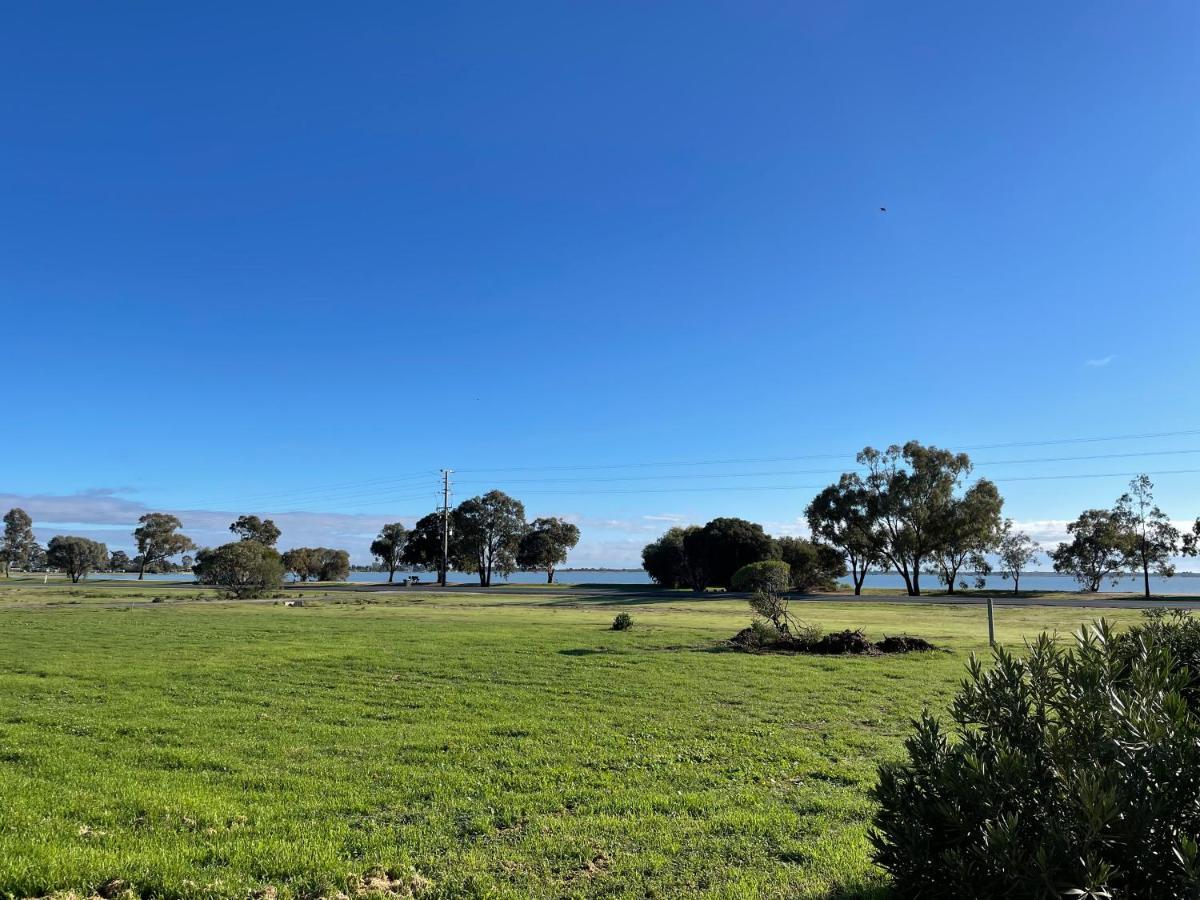 Happy Wanderer Motel Lake Boga On The Lake With Lake Views Buitenkant foto