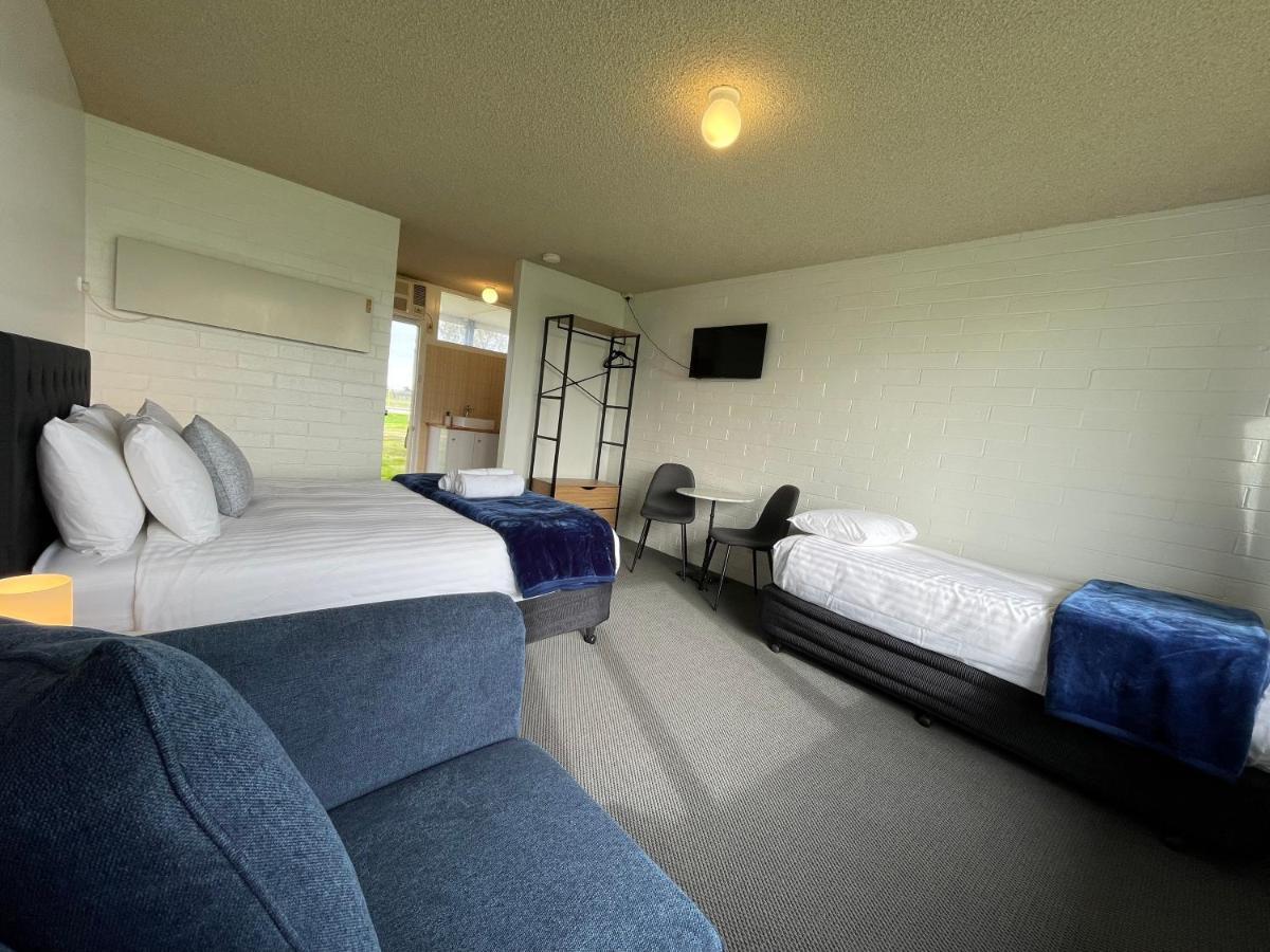 Happy Wanderer Motel Lake Boga On The Lake With Lake Views Buitenkant foto
