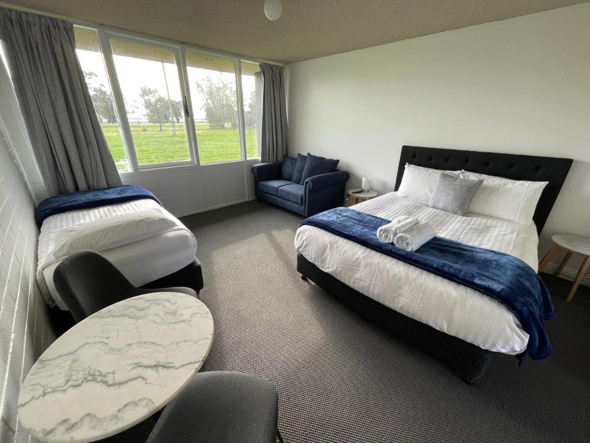 Happy Wanderer Motel Lake Boga On The Lake With Lake Views Buitenkant foto