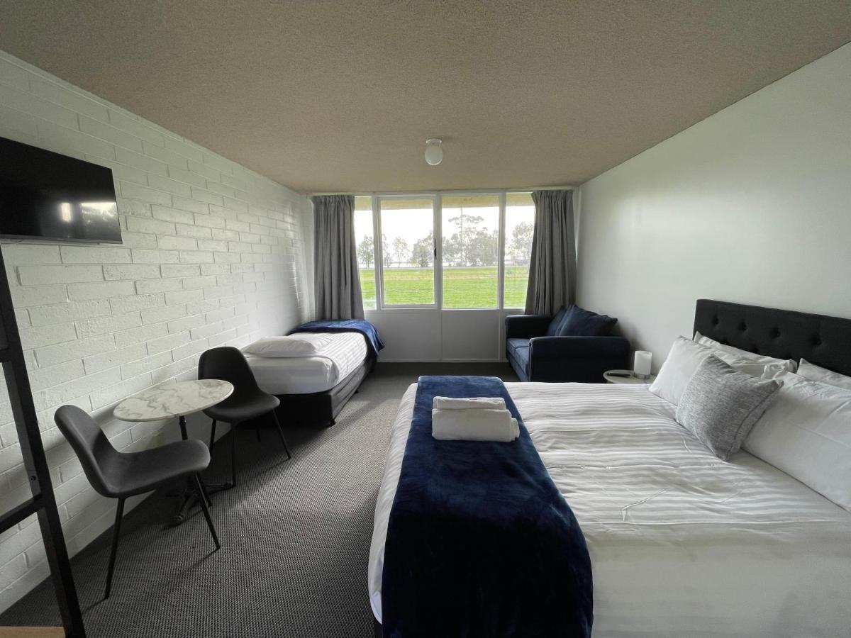 Happy Wanderer Motel Lake Boga On The Lake With Lake Views Buitenkant foto