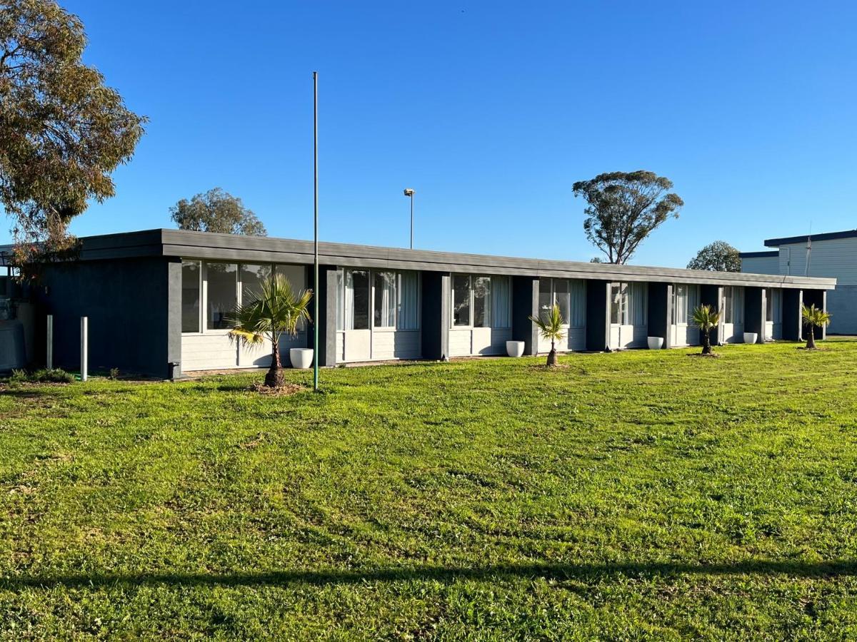 Happy Wanderer Motel Lake Boga On The Lake With Lake Views Buitenkant foto
