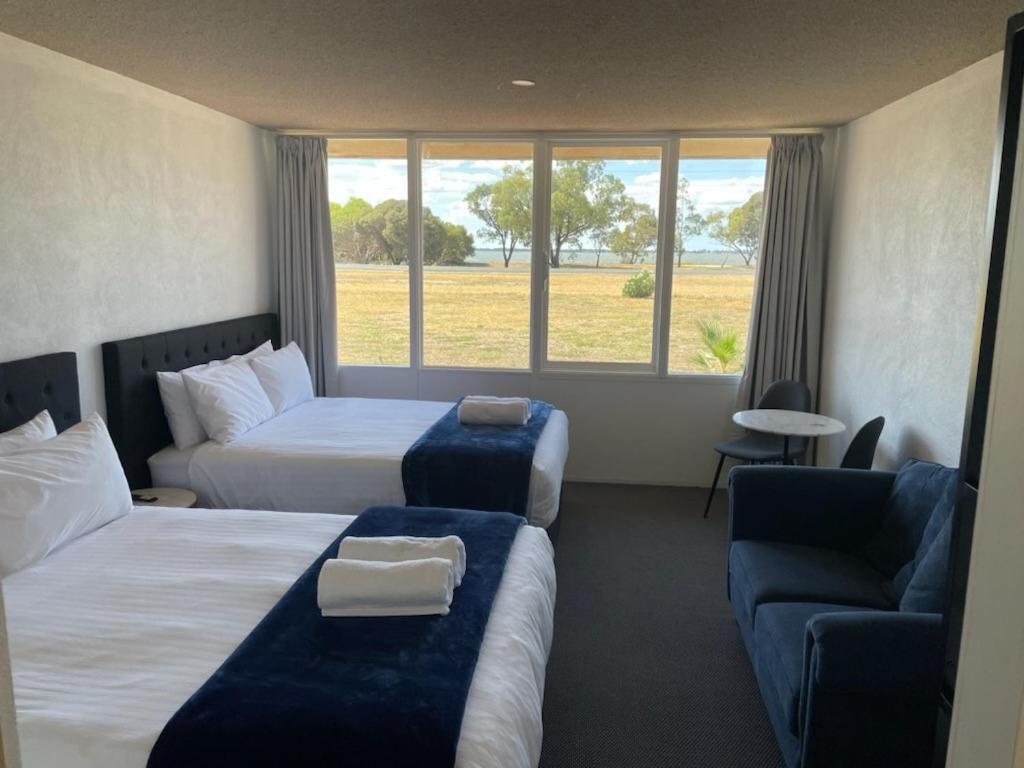 Happy Wanderer Motel Lake Boga On The Lake With Lake Views Buitenkant foto