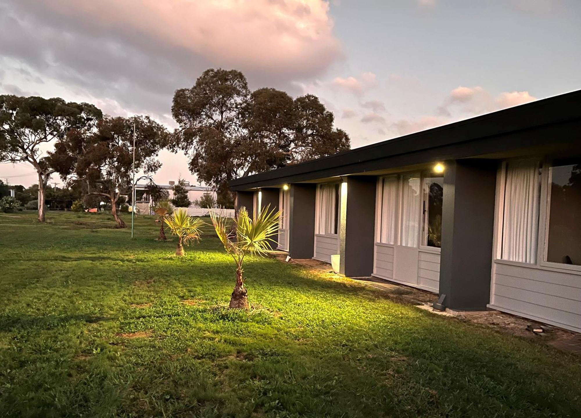 Happy Wanderer Motel Lake Boga On The Lake With Lake Views Buitenkant foto