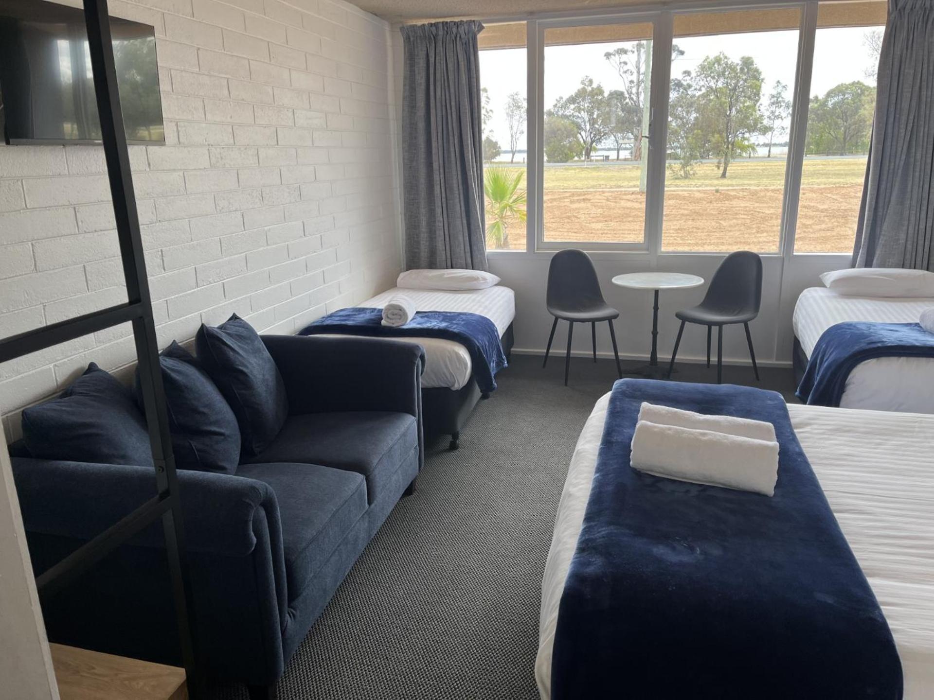 Happy Wanderer Motel Lake Boga On The Lake With Lake Views Buitenkant foto